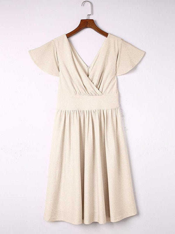 Vestido elegante con escote en V, pliegues y volantes para un mira sofisticado - PaulaMilan