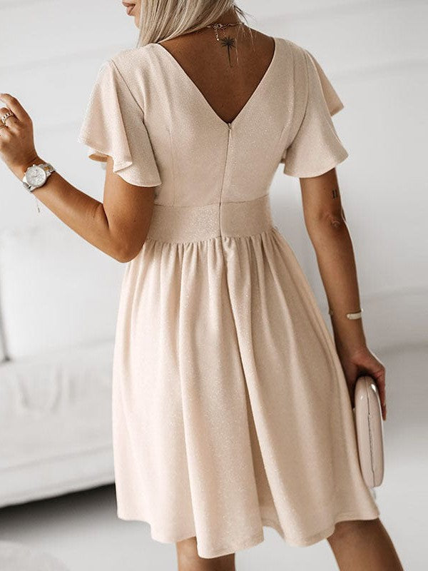 Vestido elegante con escote en V, pliegues y volantes para un mira sofisticado - PaulaMilan