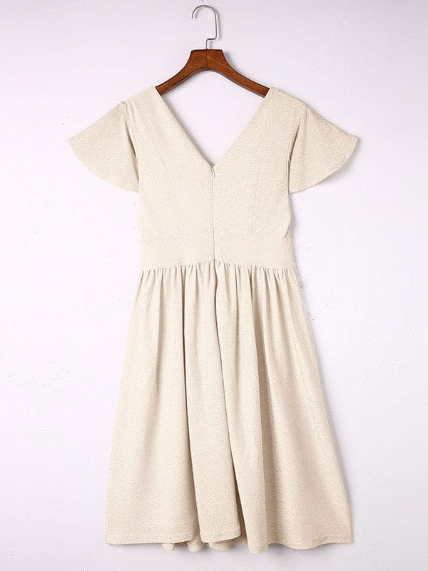 Vestido elegante con escote en V, pliegues y volantes para un mira sofisticado - PaulaMilan